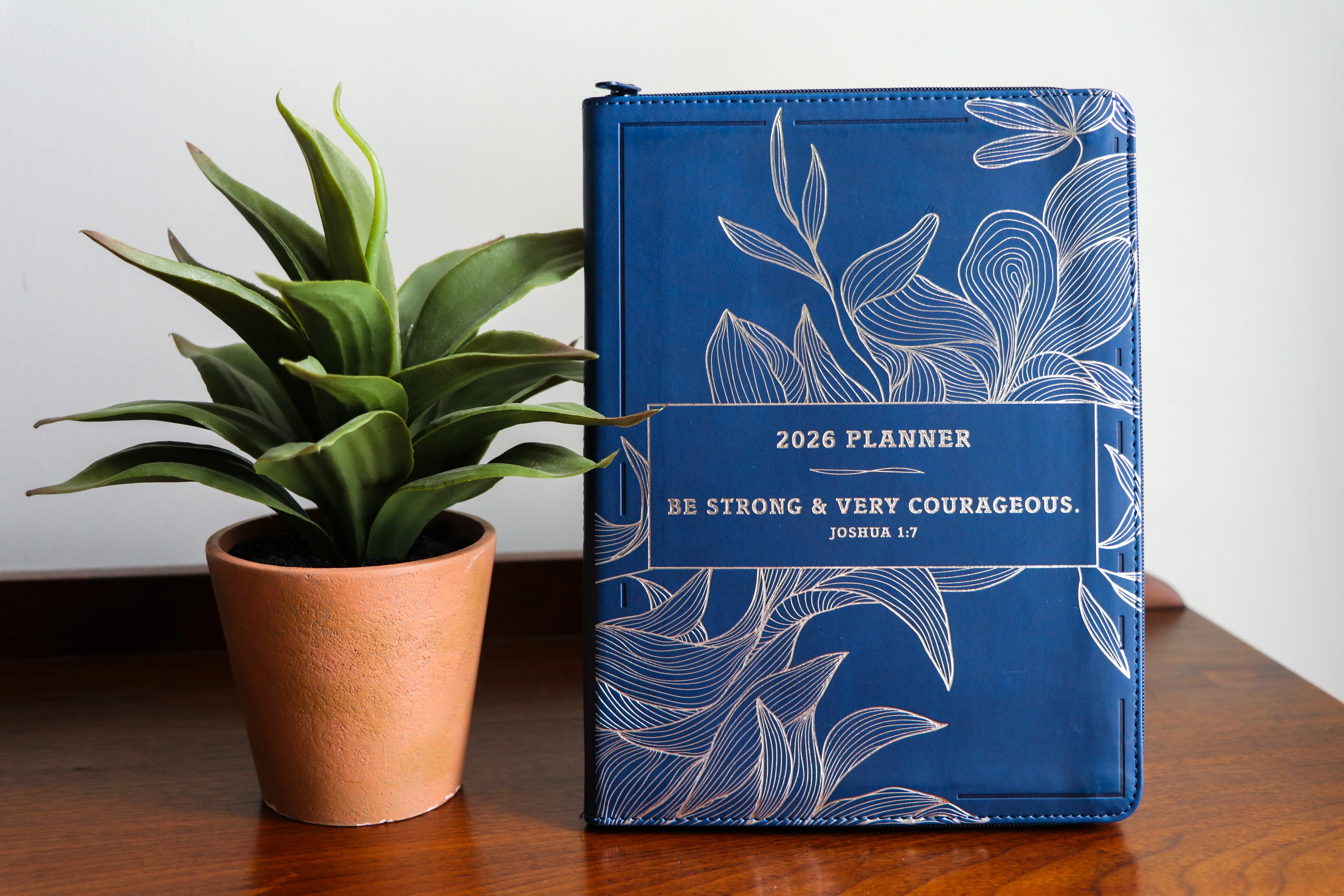 2026 NKJV 16-Month Scripture Planner, Zippered Leathersoft, Navy, Be Strong & Very Courageous - Image 3