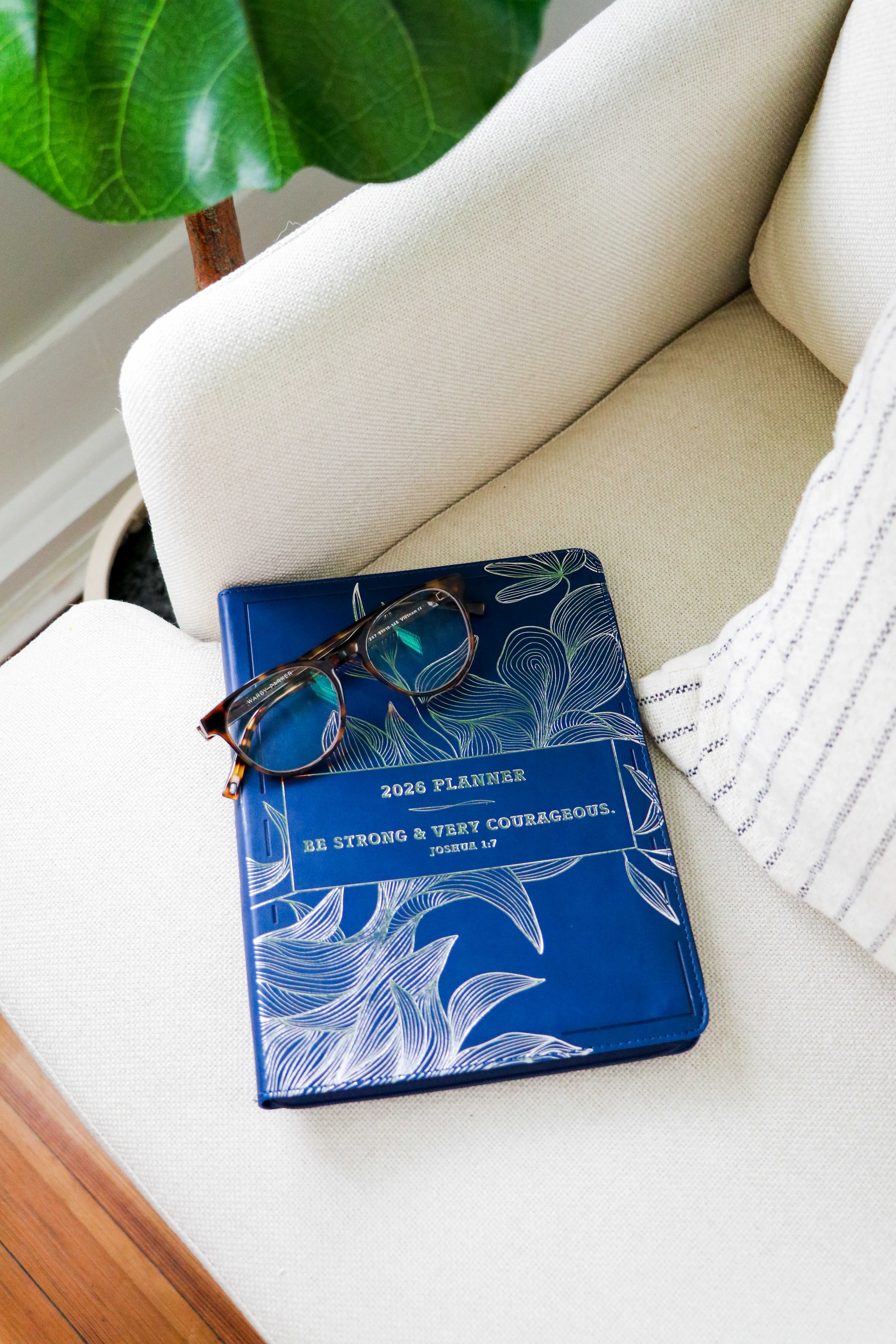 2026 NKJV 16-Month Scripture Planner, Zippered Leathersoft, Navy, Be Strong & Very Courageous - Image 8