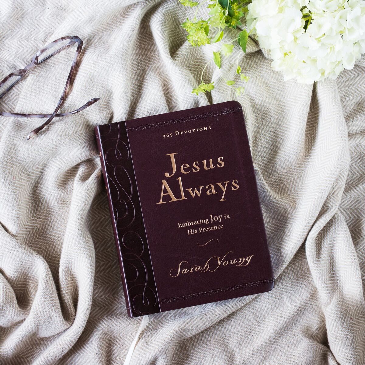 Jesus Always, Large Text Leathersoft, with Full Scriptures: Embracing Joy in His Presence (A 365-Day Devotional) – The Perfect Christian Gift for Lent and Easter - Image 2