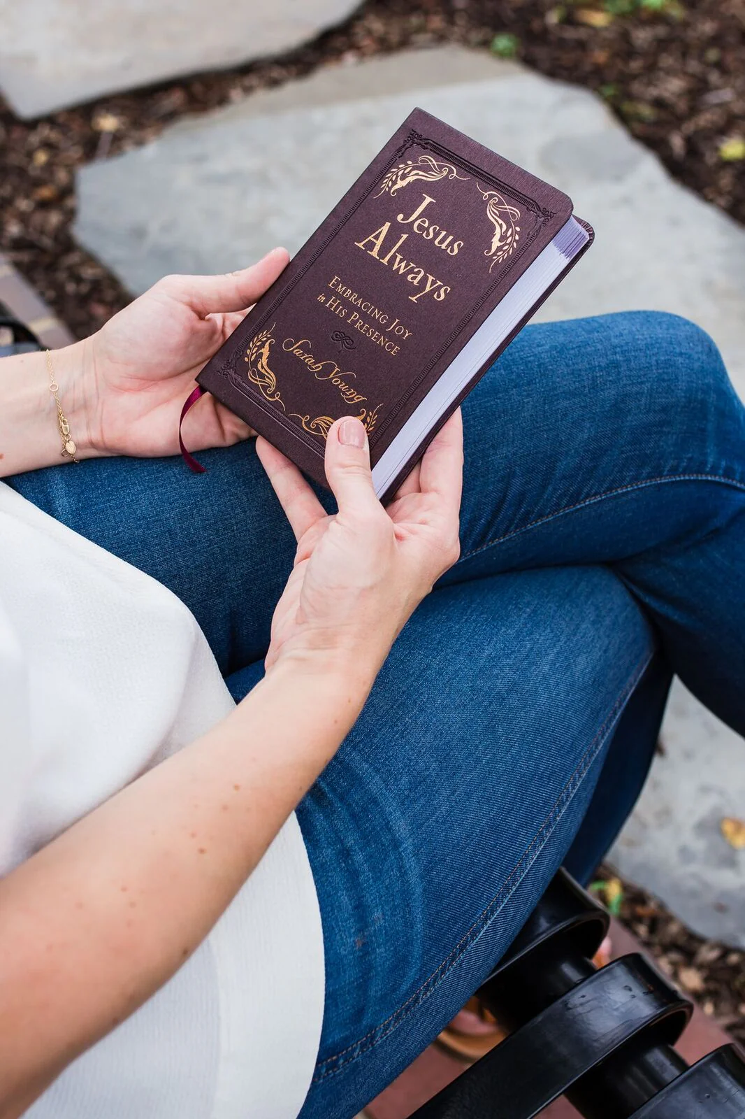 Jesus Always, Leathersoft, with Scripture References: Embracing Joy in His Presence (A 365-Day Devotional) – The Perfect Christian Gift for Lent and Easter - Image 4