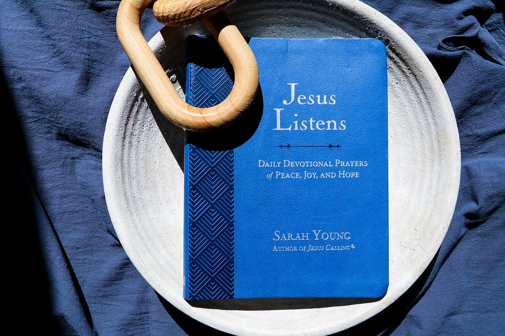 Jesus Listens, Large Text Leathersoft, Navy, with Full Scriptures: Daily Devotional Prayers of Peace, Joy, and Hope (the NEW 365-day Prayer Book)
