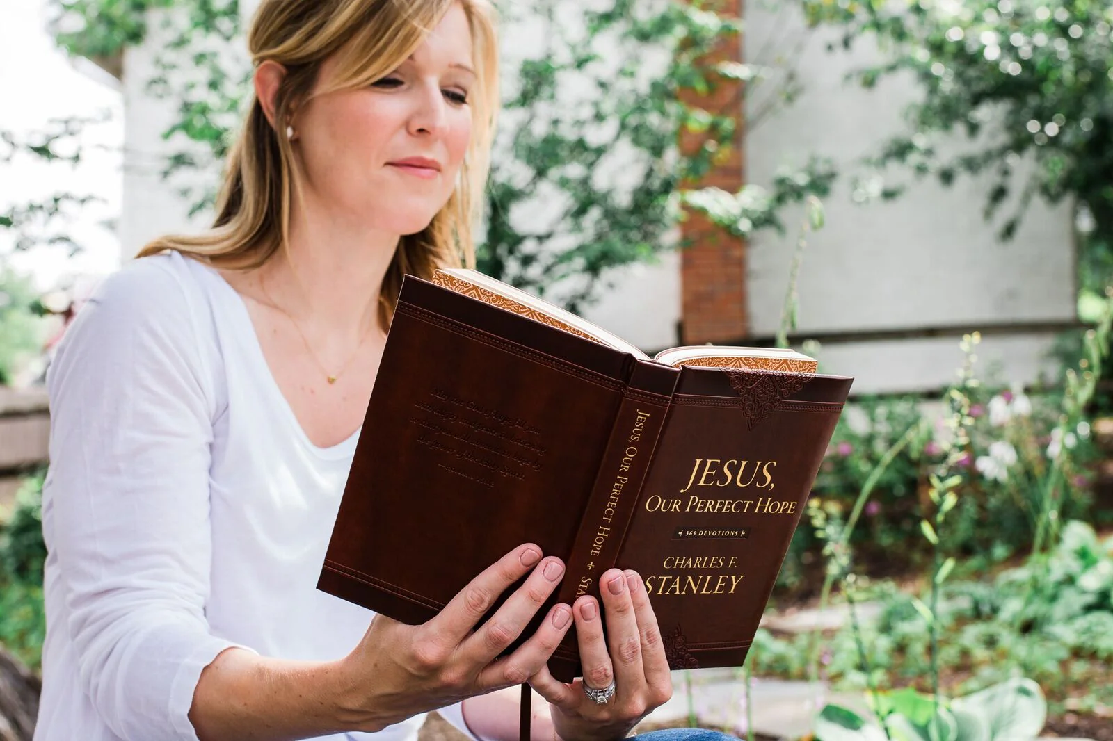 Jesus, Our Perfect Hope: A Daily Devotional for Finding Confidence and Encouragement in God’s Promises (365 Devotions - Inspiration for Every Day of the Year) - Image 5