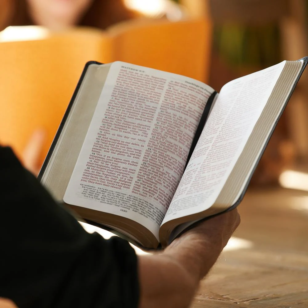KJV, Deluxe Reference Bible, Personal Size Giant Print, Red Letter Edition, Comfort Print - Image 10