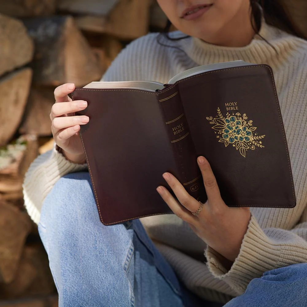 KJV, Deluxe Reference Bible, Personal Size Giant Print, Red Letter Edition, Comfort Print - Image 17