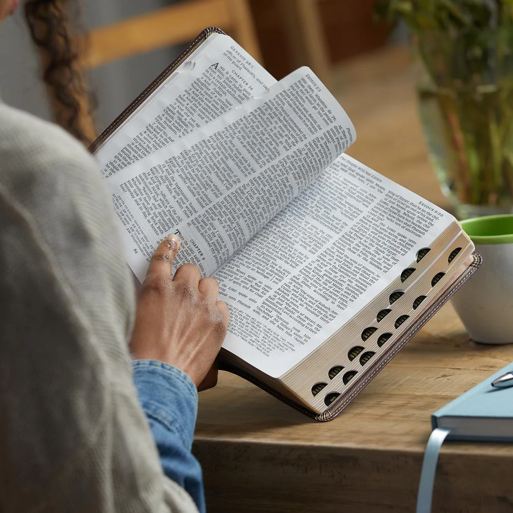 KJV, Deluxe Reference Bible, Personal Size Giant Print, Red Letter Edition, Comfort Print - Image 23