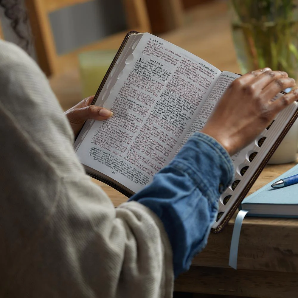 KJV, Deluxe Reference Bible, Personal Size Giant Print, Red Letter Edition, Comfort Print - Image 25