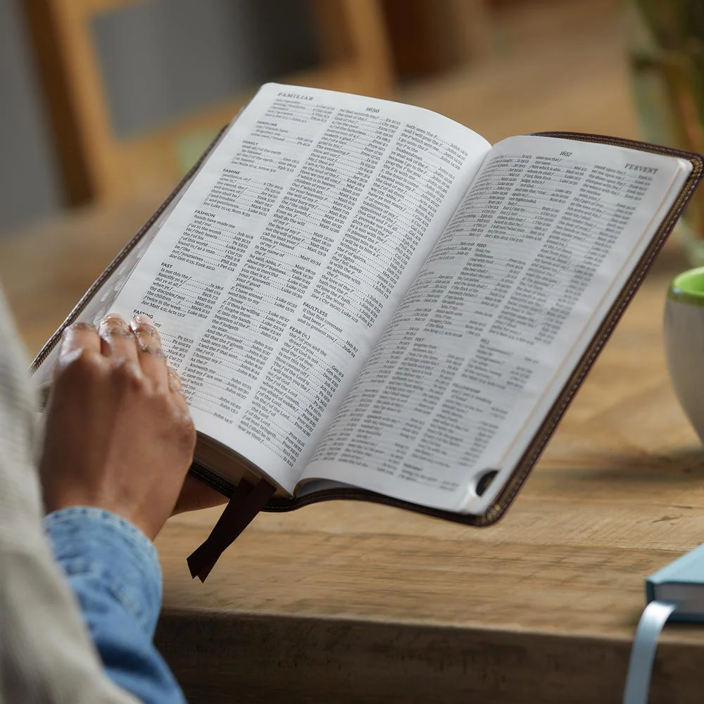 KJV, Deluxe Reference Bible, Personal Size Giant Print, Red Letter Edition, Comfort Print - Image 28