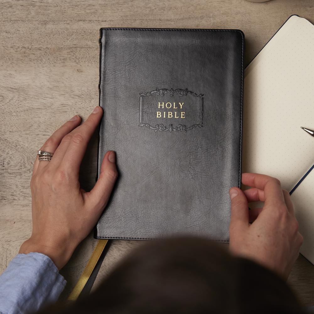 KJV Holy Bible, Center-Column Reference Bible, 73,000+ Cross References, Red Letter, Comfort Print: King James Version - Image 6
