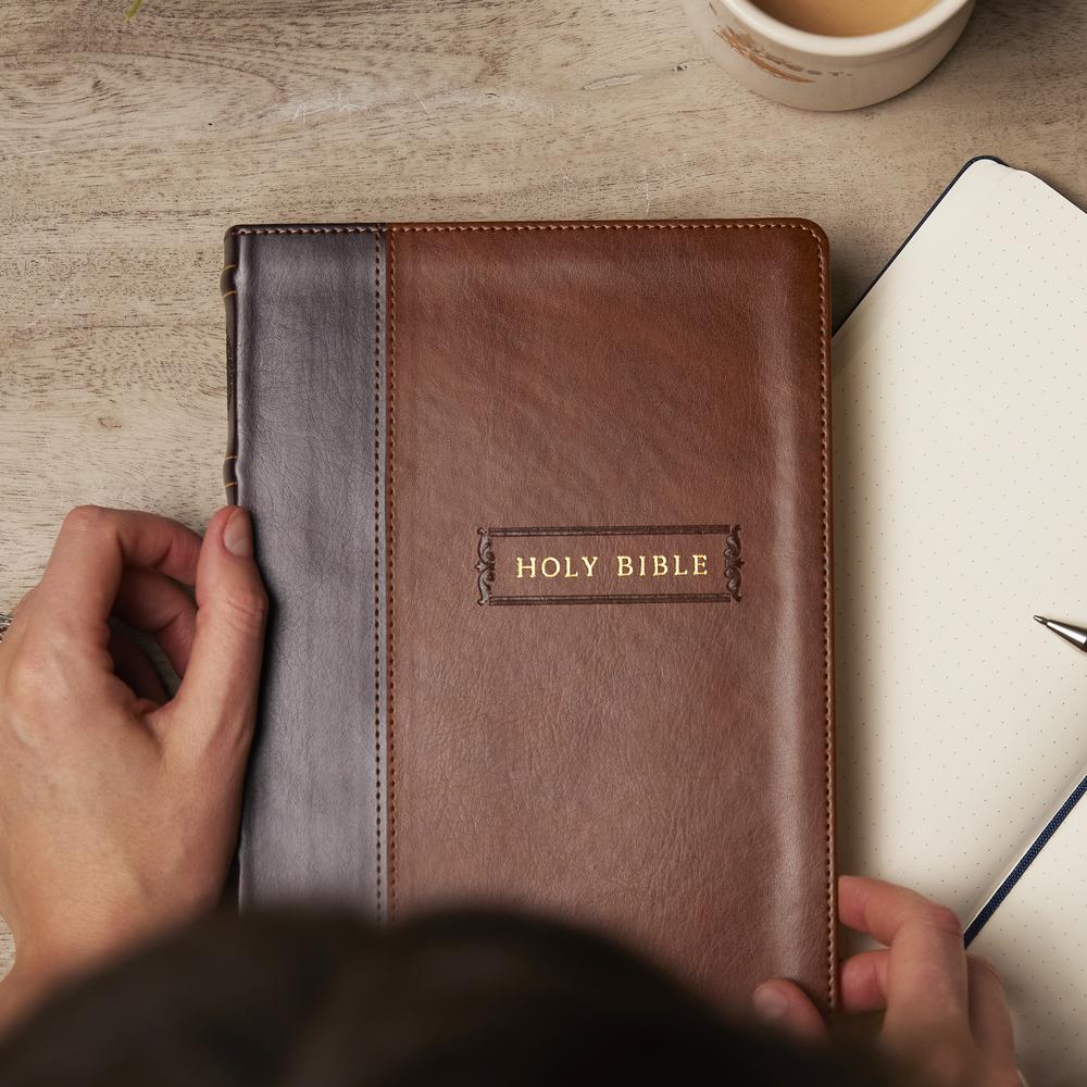 KJV Holy Bible, Center-Column Reference Bible, 73,000+ Cross References, Red Letter, Comfort Print: King James Version - Image 8