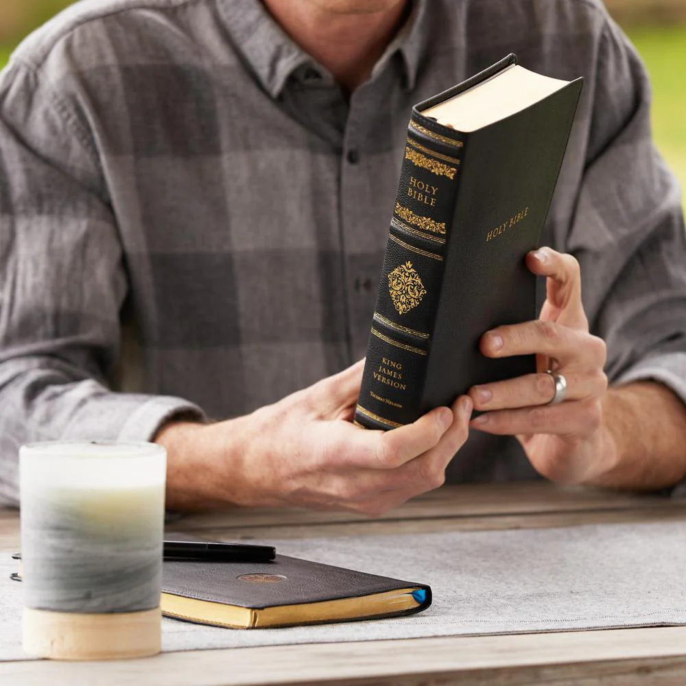 KJV, Personal Size Reference Bible, Sovereign Collection, Red Letter, Comfort Print: Holy Bible, King James Version - Image 37