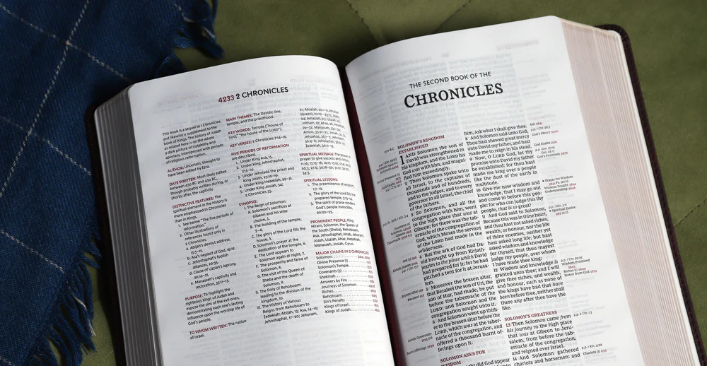 KJV, Thompson Chain-Reference Bible, Handy Size, Red Letter, Comfort Print - Image 11