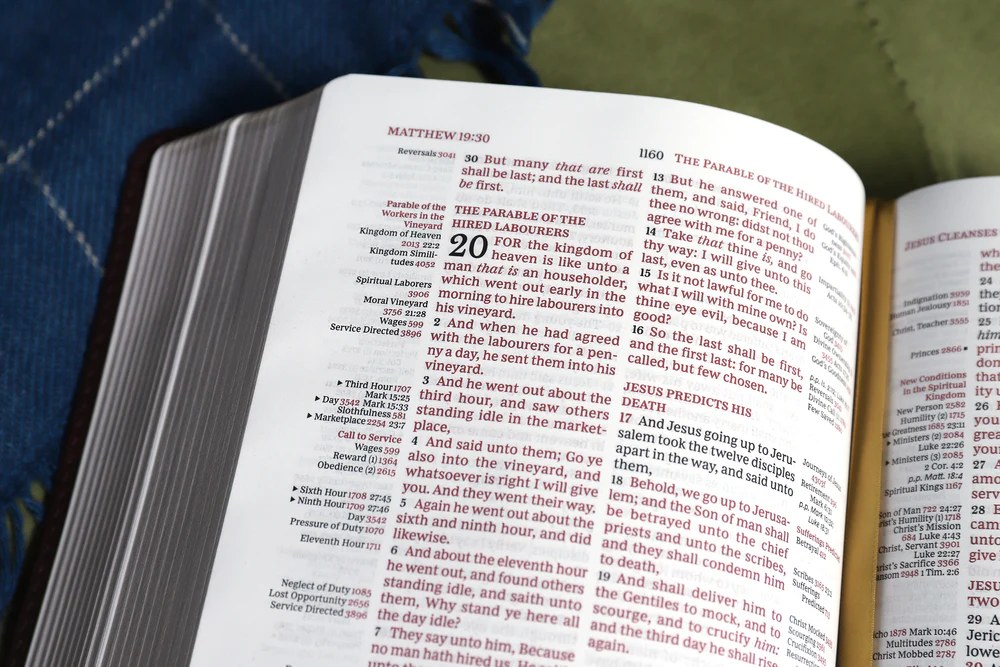 KJV, Thompson Chain-Reference Bible, Handy Size, Red Letter, Comfort Print - Image 13