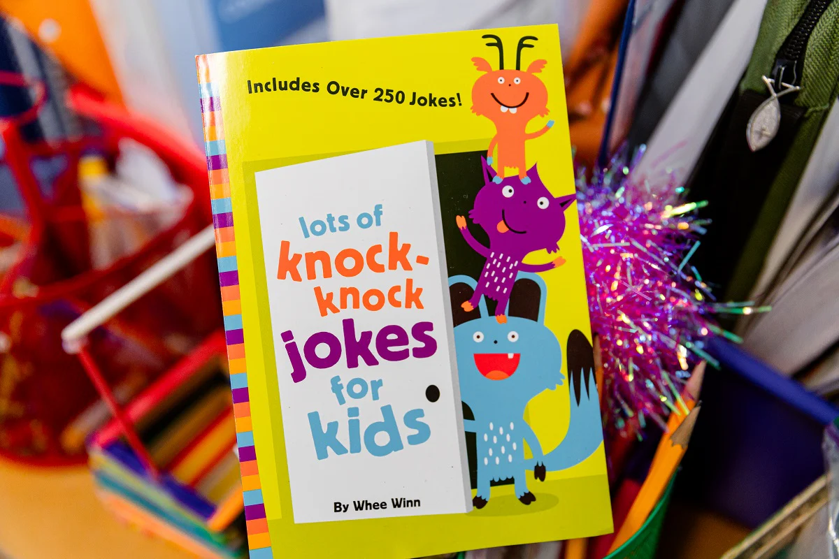 Lots of Knock-Knock Jokes for Kids: A Funny, Laugh Out Loud Busy Book for Children with Over 250 Jokes, Riddles, Tongue Twisters, and Puns - Image 3