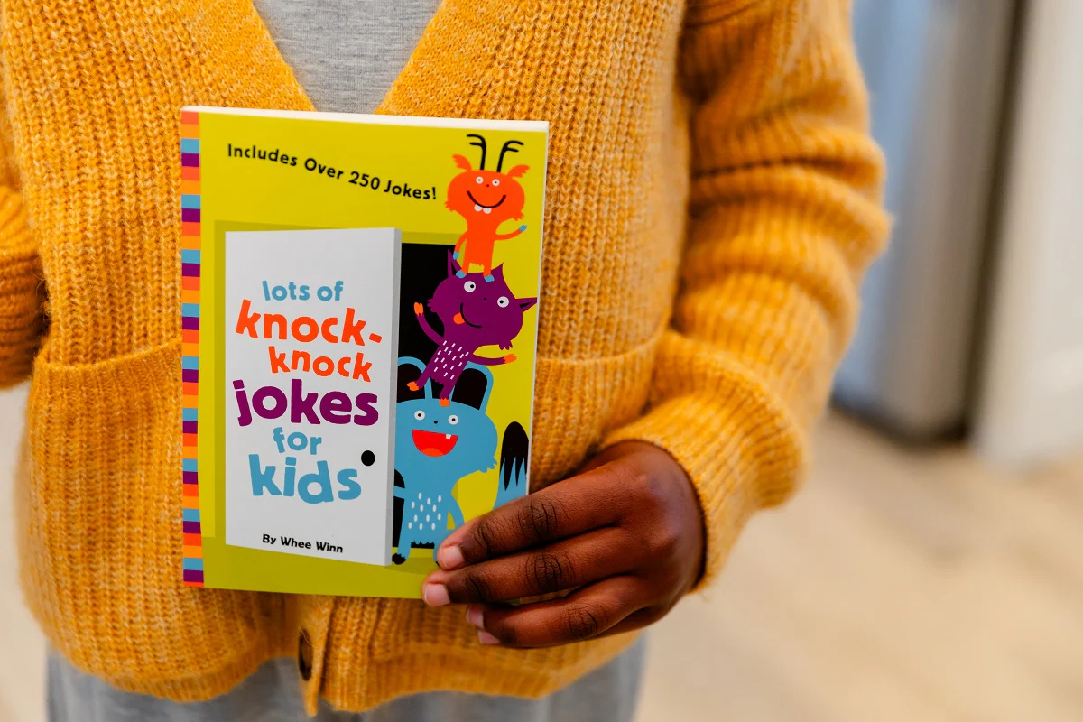 Lots of Knock-Knock Jokes for Kids: A Funny, Laugh Out Loud Busy Book for Children with Over 250 Jokes, Riddles, Tongue Twisters, and Puns - Image 4
