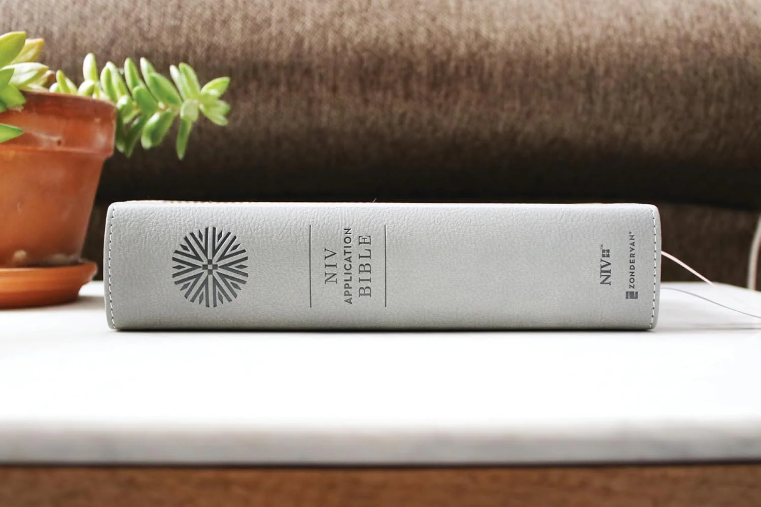 NIV Application Bible, Personal Size, Red Letter, Comfort Print: Bringing the Ancient Message of the Bible into Your World - Image 5