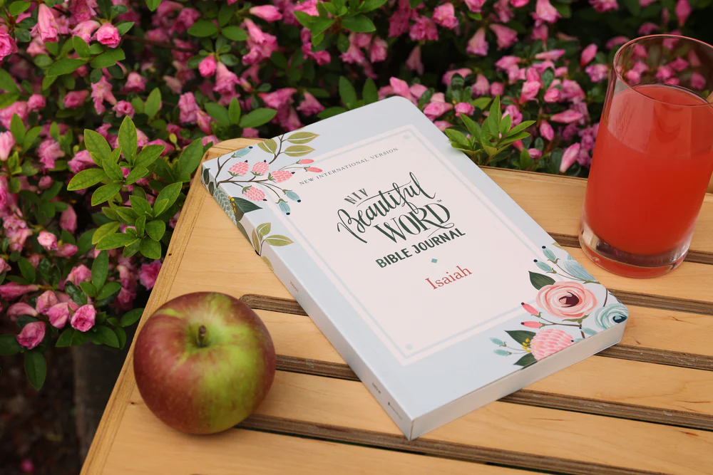 NIV, Beautiful Word Bible Journal, Isaiah, Paperback, Comfort Print - Image 3
