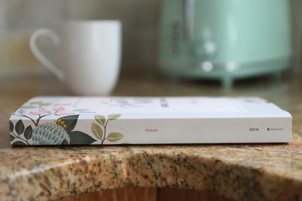 NIV, Beautiful Word Bible Journal, Psalms, Paperback, Comfort Print - Image 4