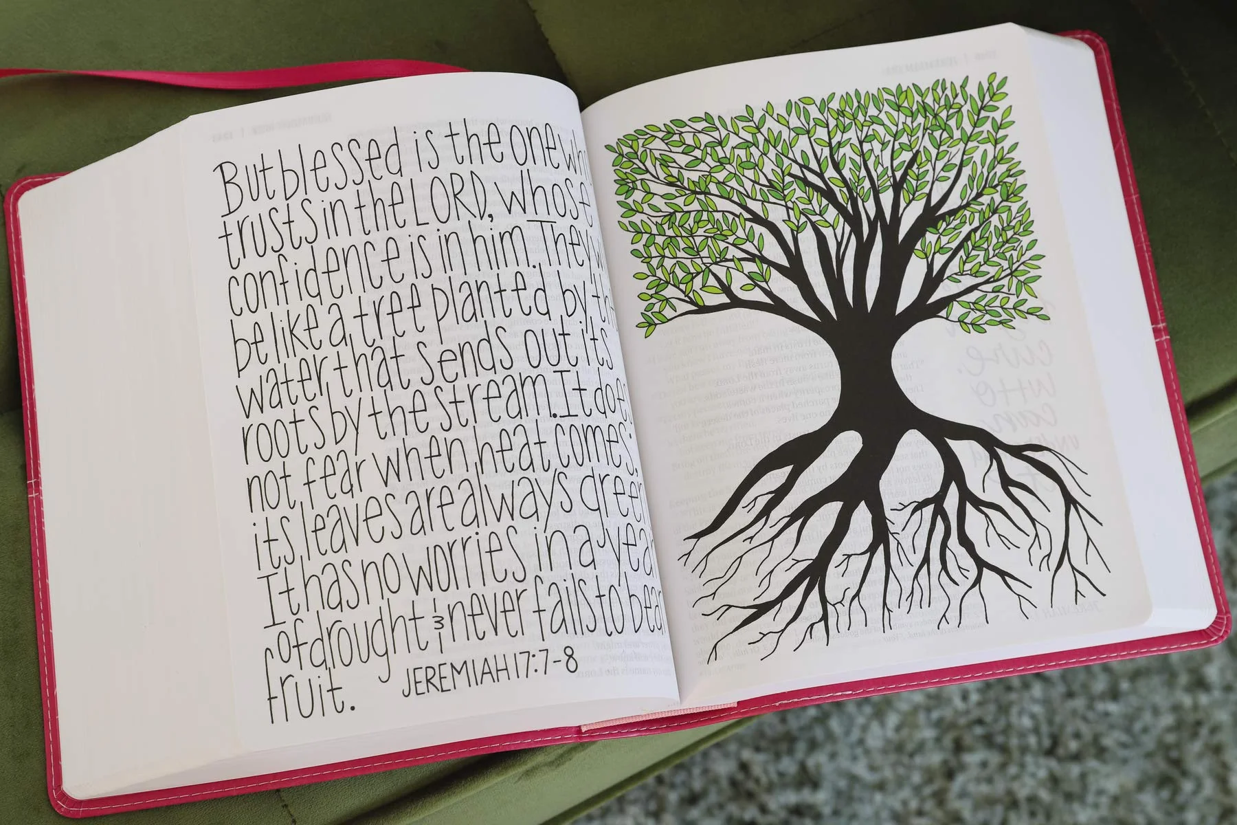 NIV, Beautiful Word Bible, Large Print, Leathersoft, Pink: 500 Full-Color Illustrated Verses - Image 12