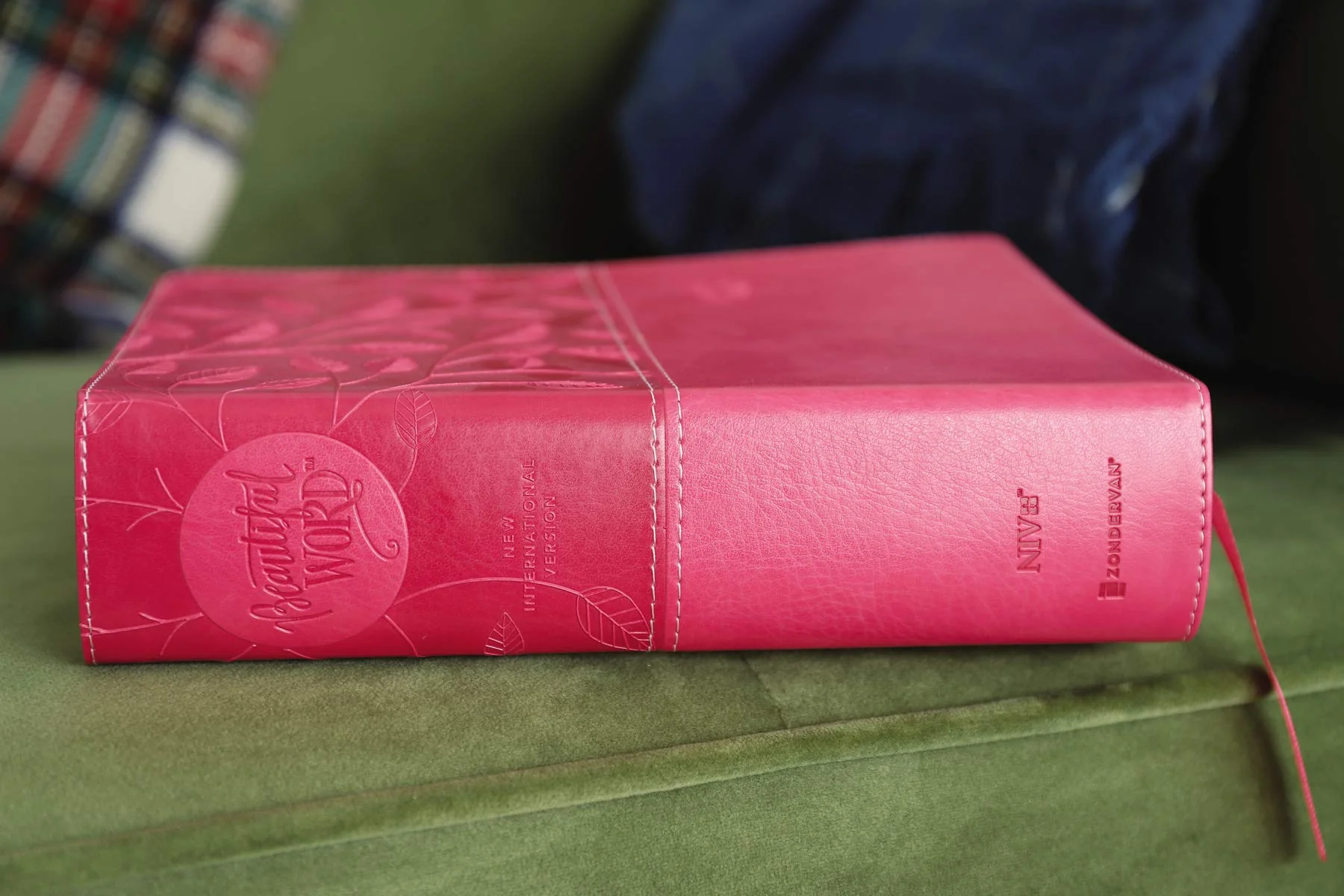 NIV, Beautiful Word Bible, Large Print, Leathersoft, Pink: 500 Full-Color Illustrated Verses - Image 7