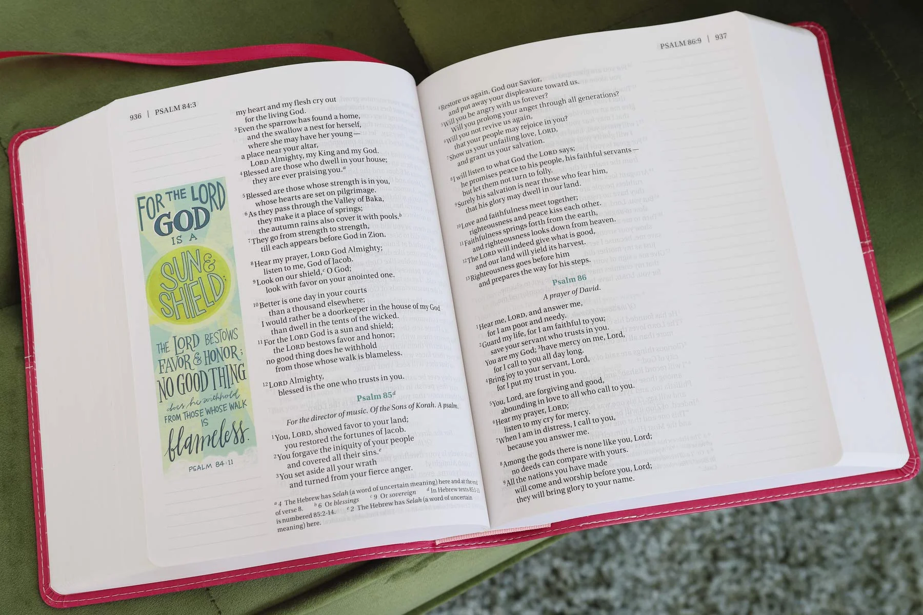NIV, Beautiful Word Bible, Large Print, Leathersoft, Pink: 500 Full-Color Illustrated Verses - Image 9