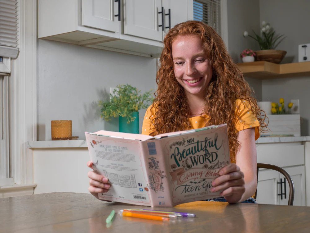 NIV, Beautiful Word Coloring Bible for Teen Girls: Hundreds of Verses to Color - Image 17