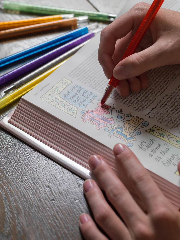 NIV, Beautiful Word Coloring Bible for Teen Girls: Hundreds of Verses to Color - Image 21
