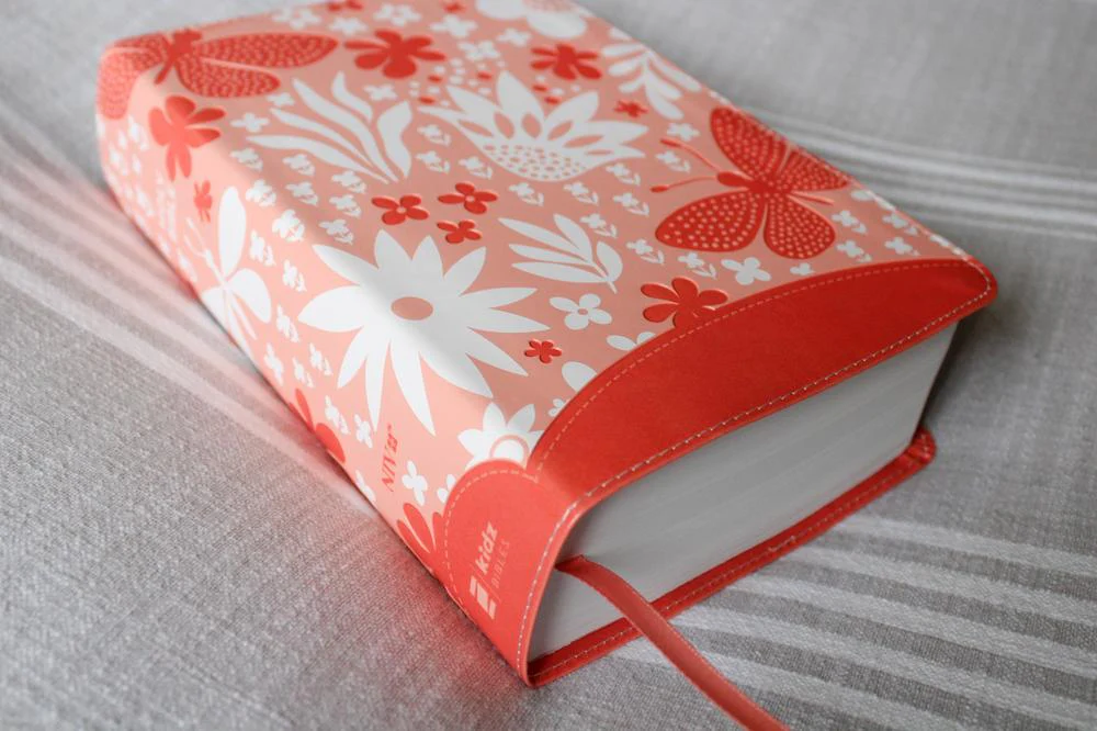 NIV, Giant Print Compact Bible, Red Letter Edition, Comfort Print - Image 4