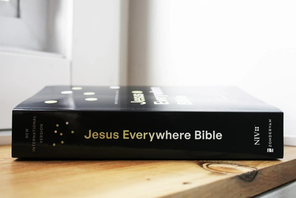 NIV, Jesus Everywhere Outreach Bible, Larger Print, Paperback, Comfort Print - Image 3