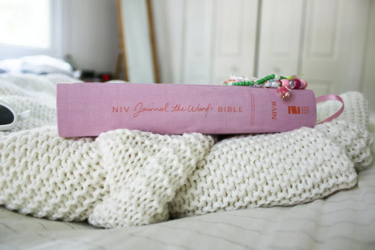 NIV, Journal the Word Bible for Teen Girls, Red Letter Edition: Includes Over 450 Journaling Prompts! - Image 21