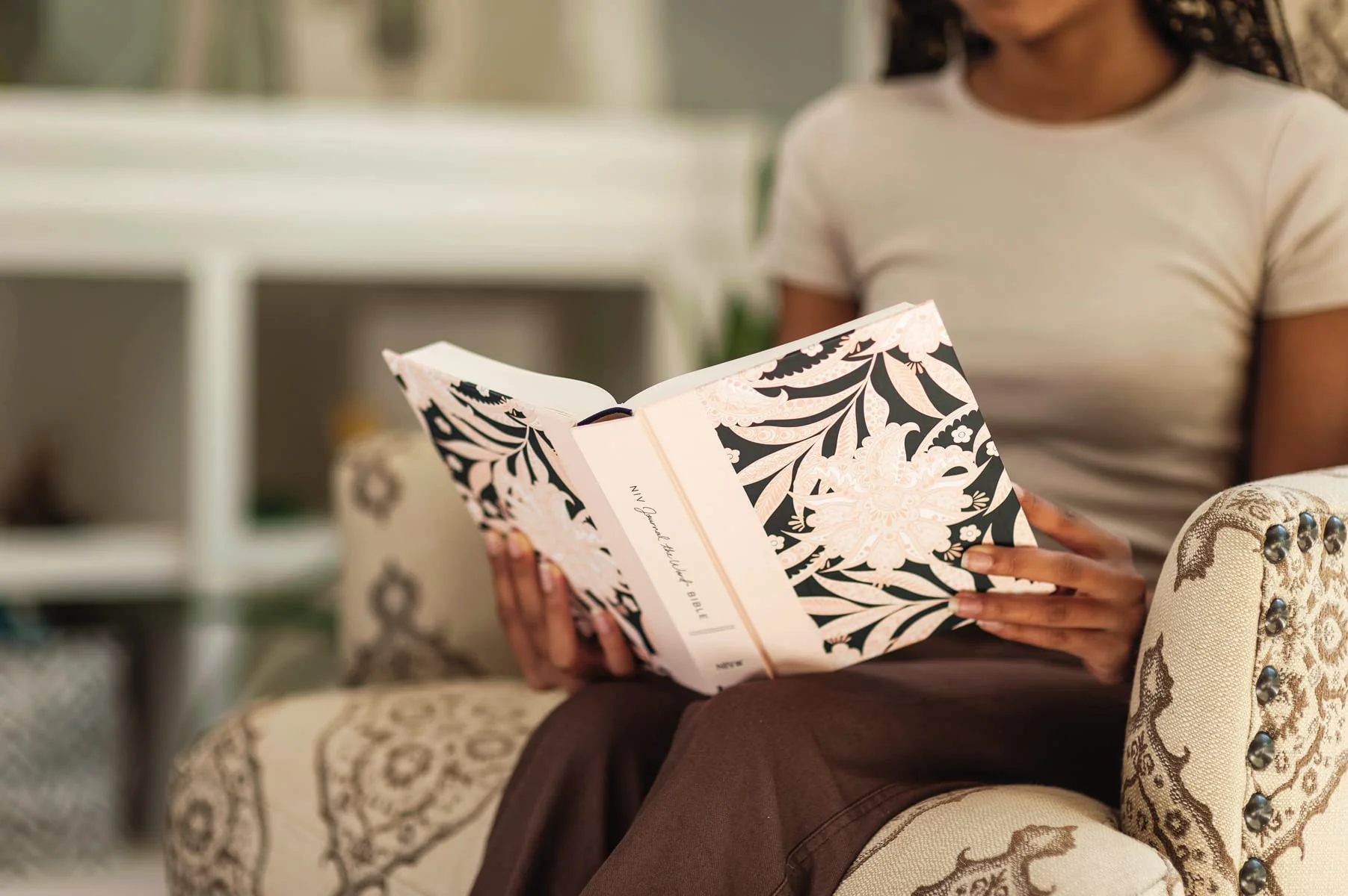NIV, Journal the Word Bible for Teen Girls, Red Letter Edition: Includes Over 450 Journaling Prompts! - Image 4