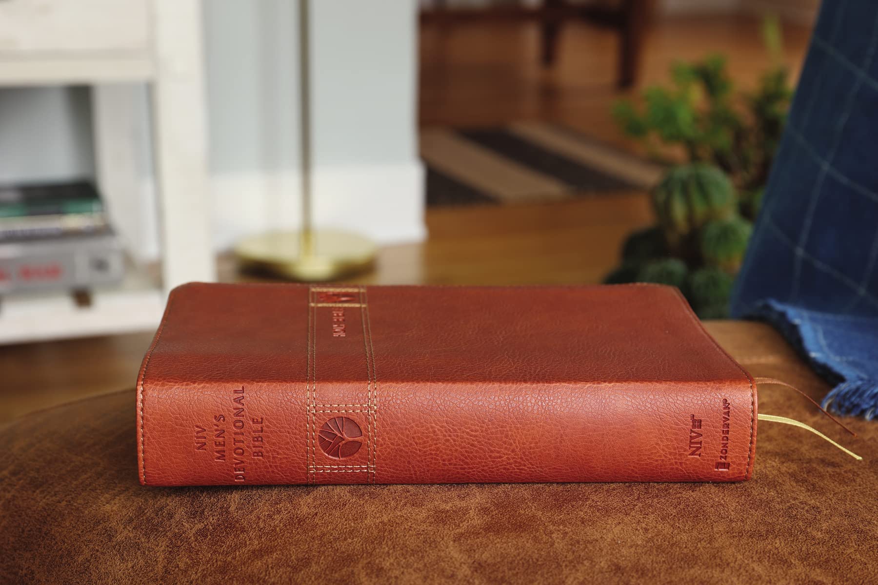 NIV, Men's Devotional Bible, Comfort Print - Image 12