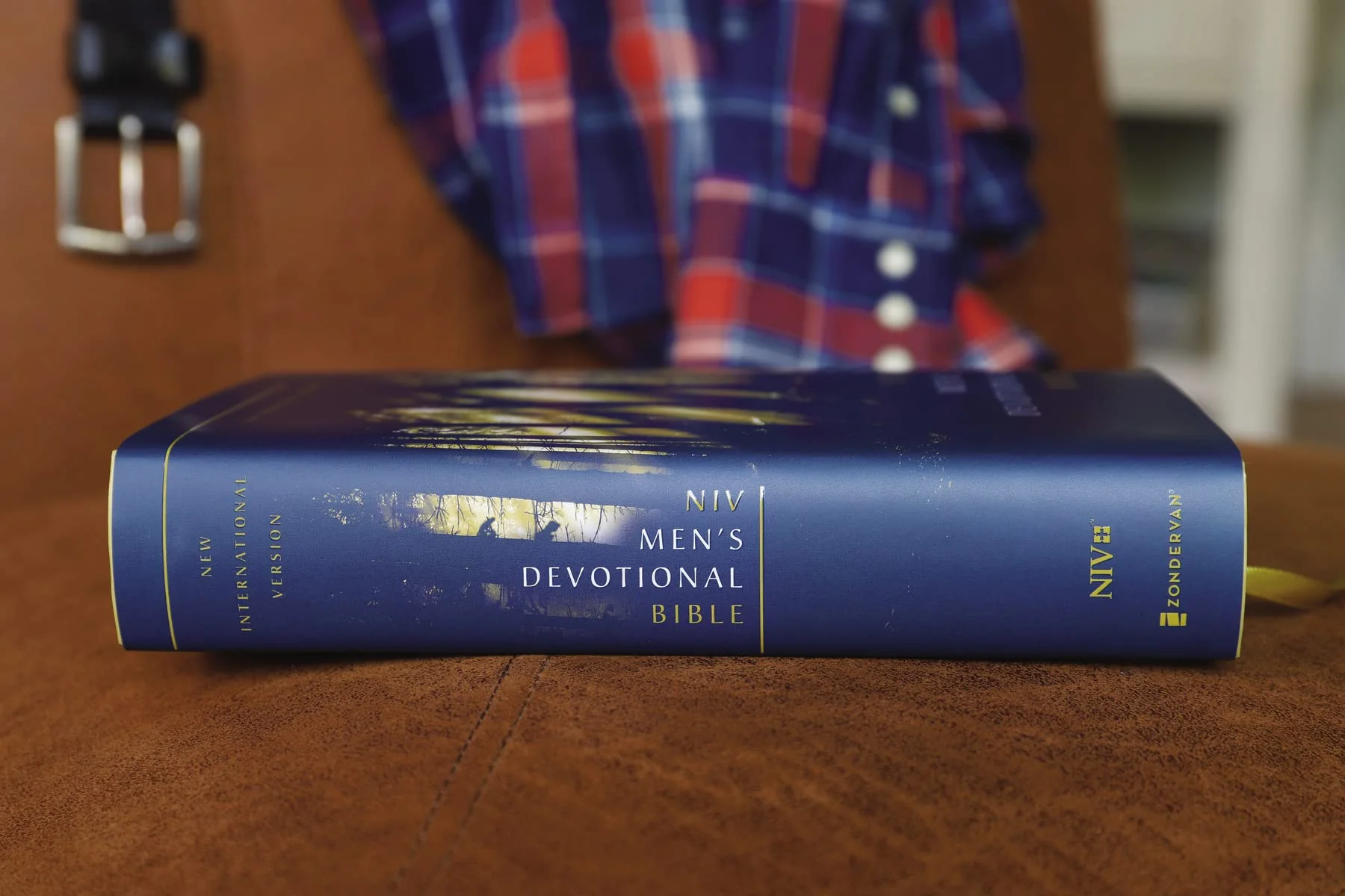 NIV, Men's Devotional Bible, Comfort Print - Image 4