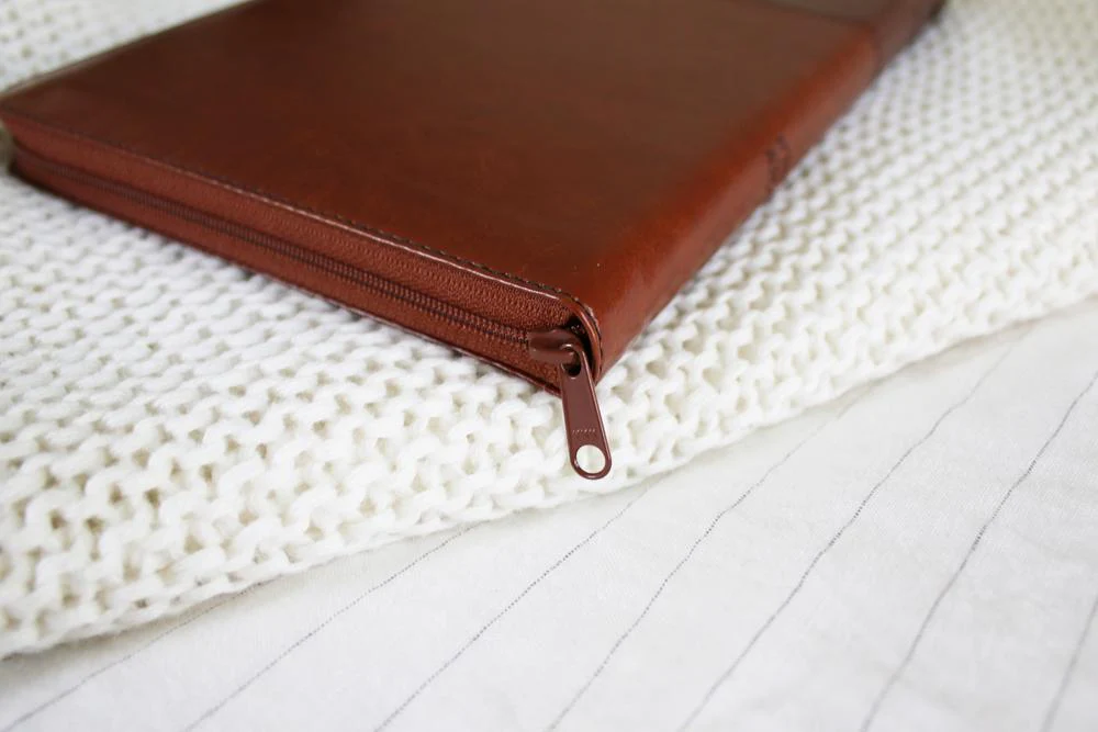 NIV, Thinline Bible, Large Print, Leathersoft, Zippered, Red Letter, Comfort Print - Image 5