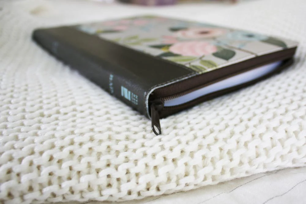 NIV, Thinline Bible, Large Print, Leathersoft, Zippered, Red Letter, Comfort Print - Image 9