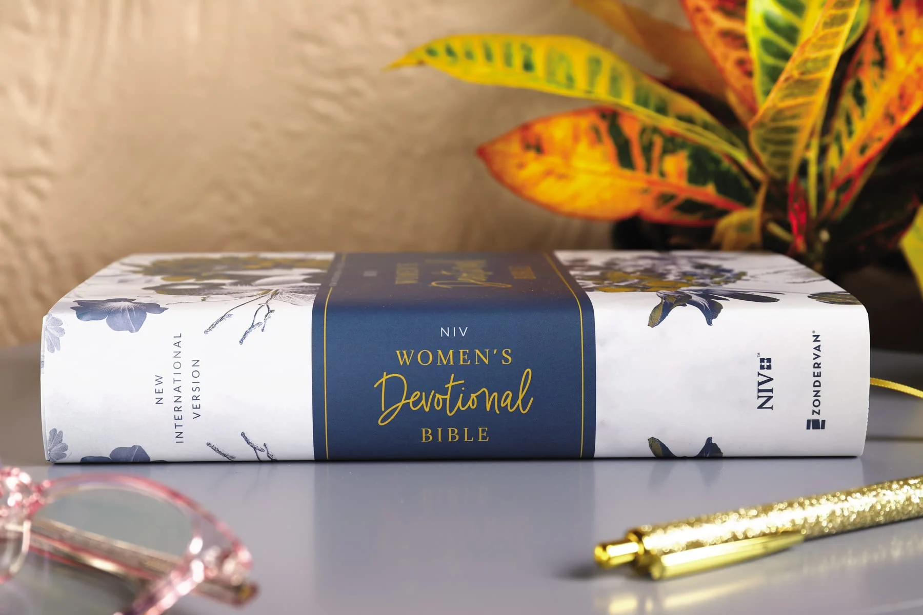 NIV, Women's Devotional Bible, Comfort Print - Image 5