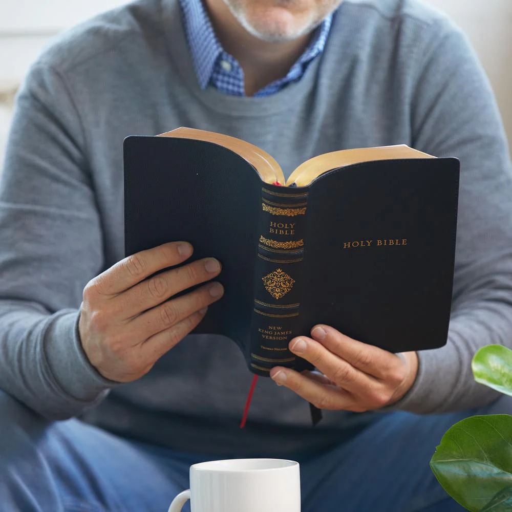 NKJV, Personal Size Reference Bible, Sovereign Collection, Red Letter Edition, Comfort Print: Holy Bible, New King James Version - Image 8