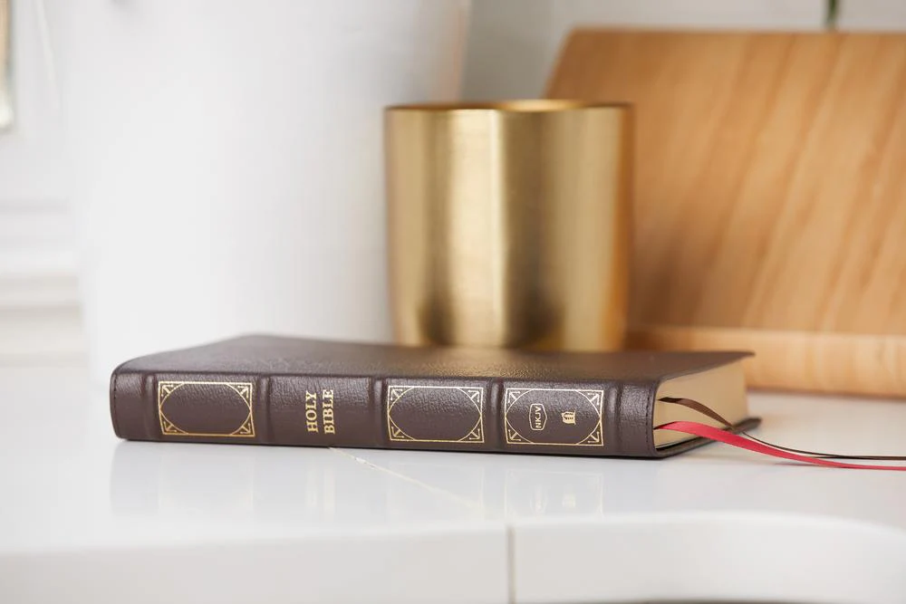 NKJV, Reference Bible, Classic Verse-by-Verse, Center-Column, Red Letter Edition, Comfort Print: Holy Bible, New King James Version - Image 36