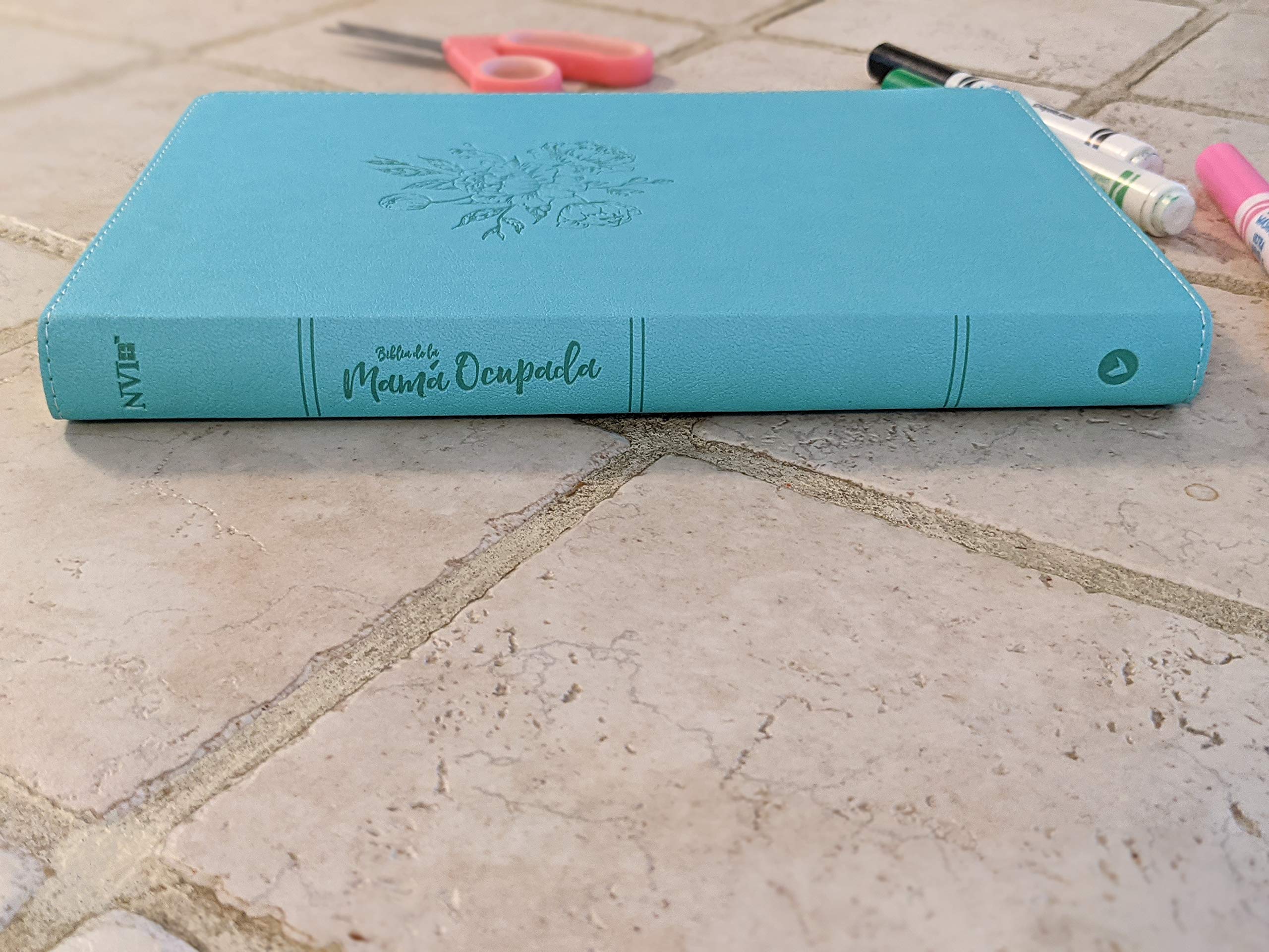 NVI, Biblia de la Mamá Ocupada, Leathersoft, Turquesa, Palabras de Jesús en Rojo, Comfort Print: Inspiración diaria aun cuando solo tienes un minuto - Image 2