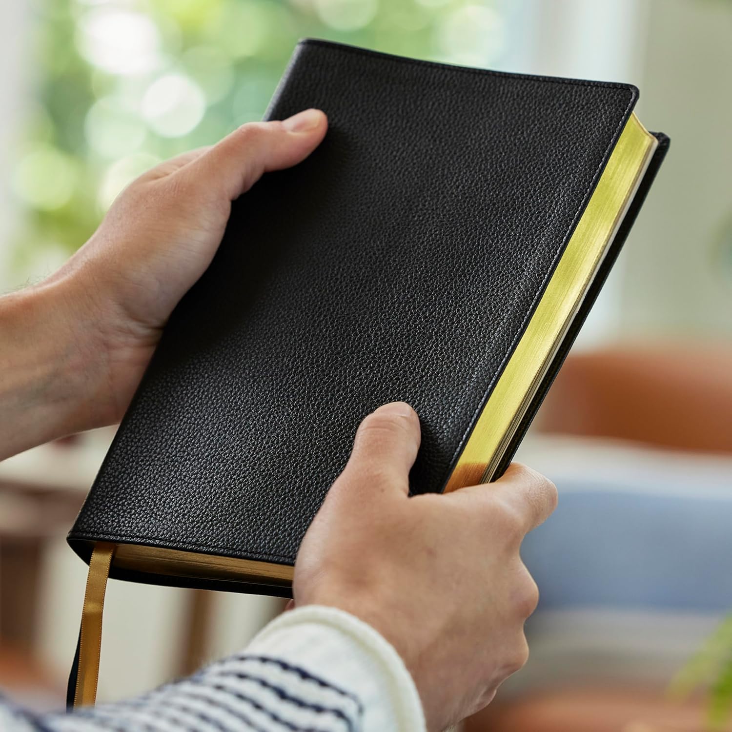 Peace of God Bible: Discover and Experience God's Shalom Throughout the Bible (NKJV, Red Letter, Comfort Print) - Image 8